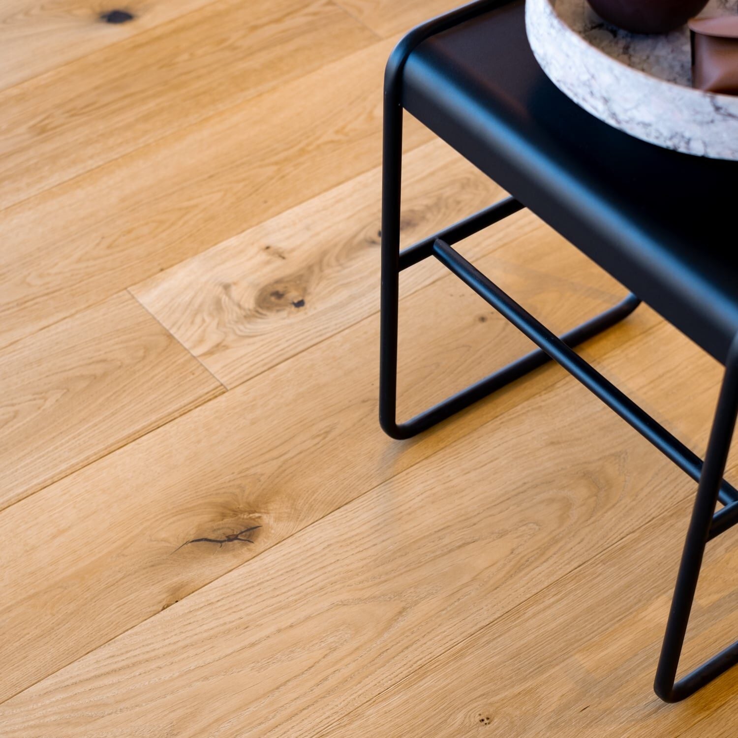 eksklusiv egetræ plankegulv med knaster i mat lak og med kliksystem