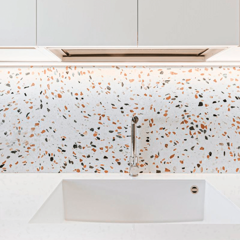 Terrazzo Classico 1.I med lyst, orange og grønt mix Sokkelkant