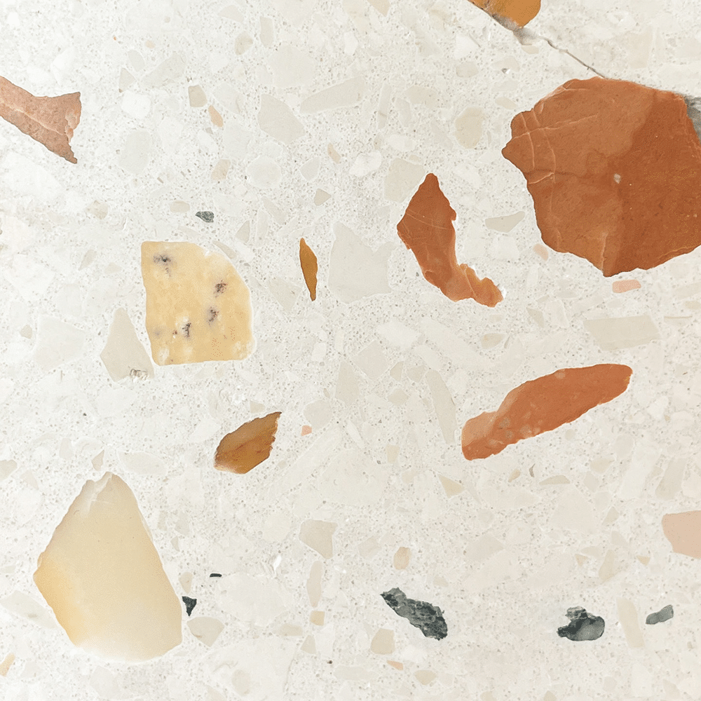 Terrazzo Classico 1.I med lyst, orange og grønt mix Sokkelkant
