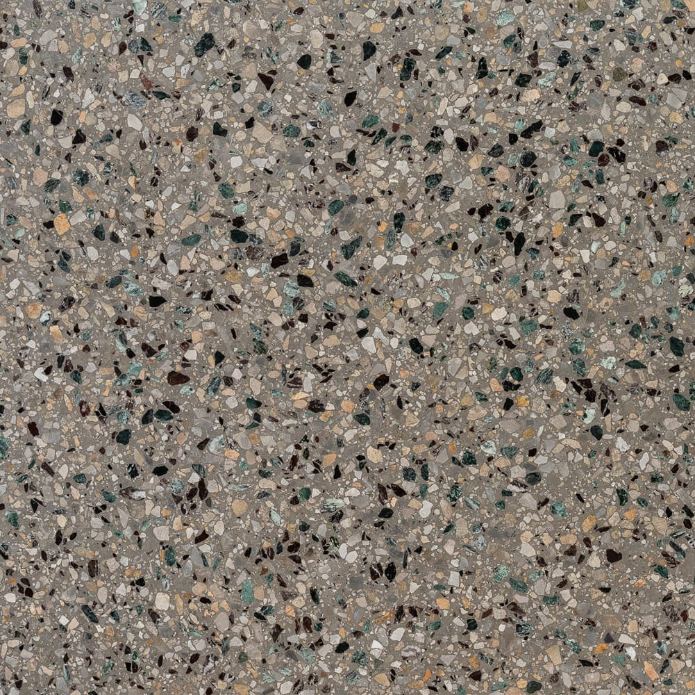 Terrazzo Classico 3.P med gråt, grønt og varmt mix Sokkelkant
