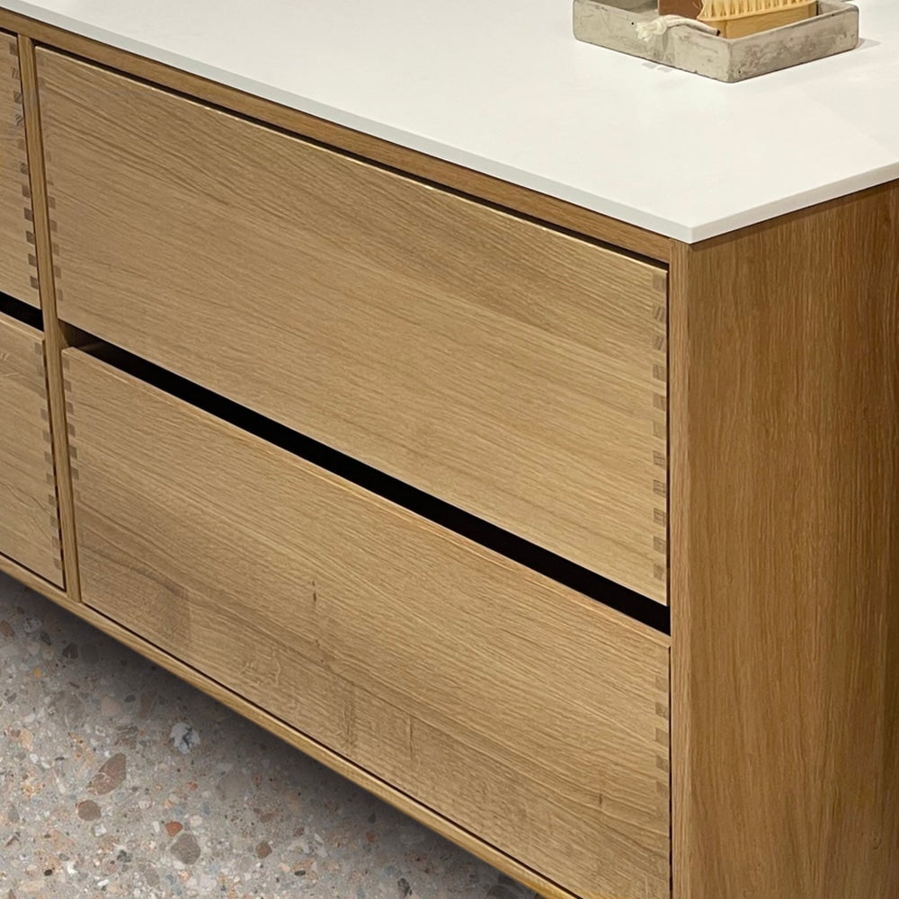 Detaljer på snedkermøblet