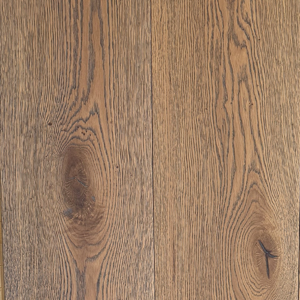 Eg eksklusivt trægulv i brede planker børstet mat halvmørk lak