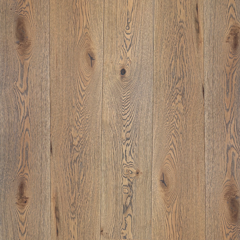 Eg eksklusivt trægulv i brede planker børstet mat halvmørk lak