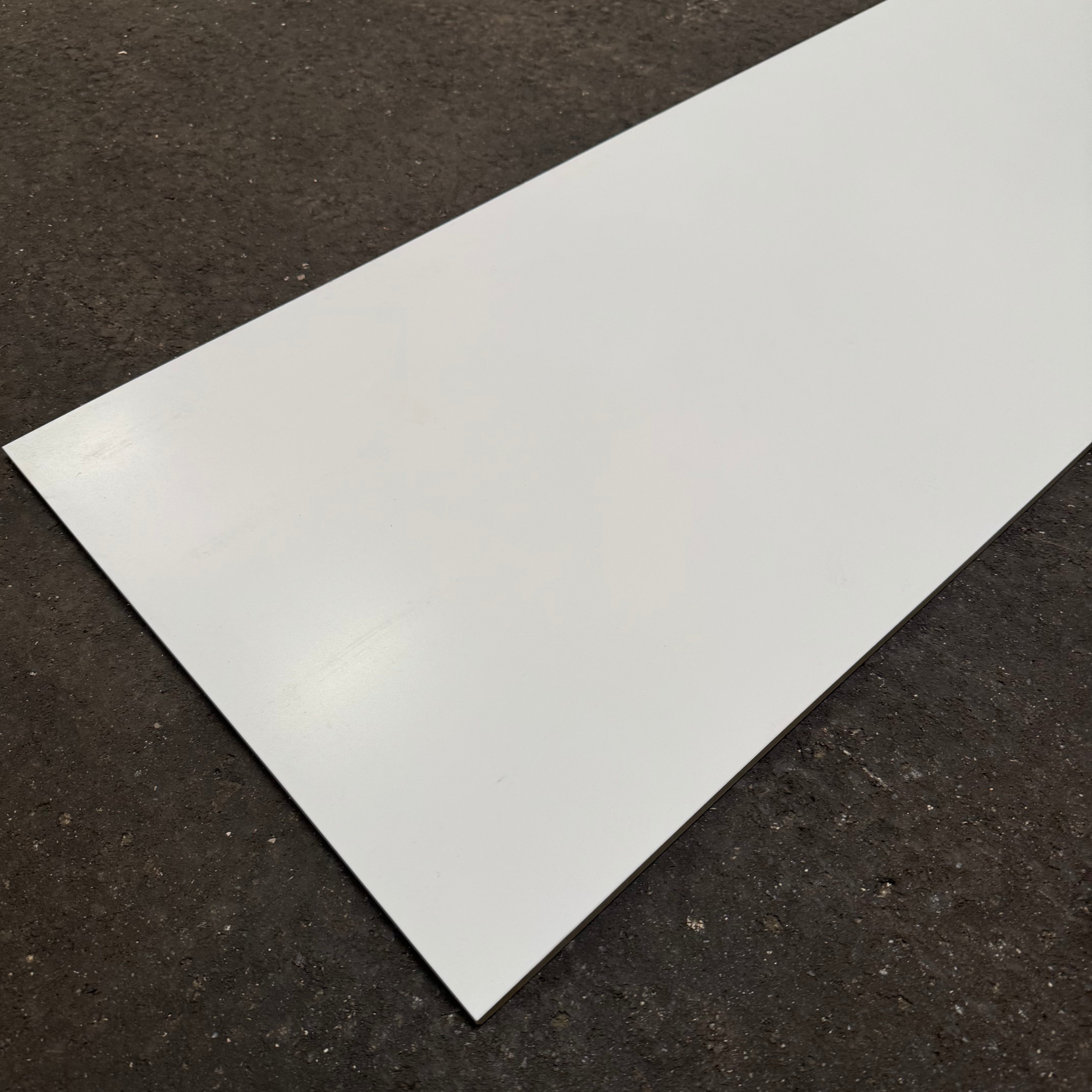 Hvid mat vægflise - 45 x 120 cm (12,83 m2)