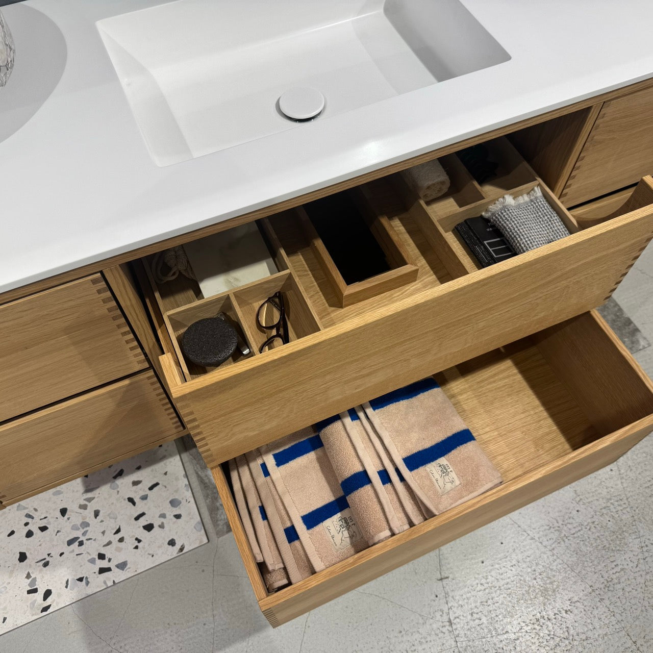 Nr. 4915 Snedker badmøbel 140 cm - Udstillingsmodel