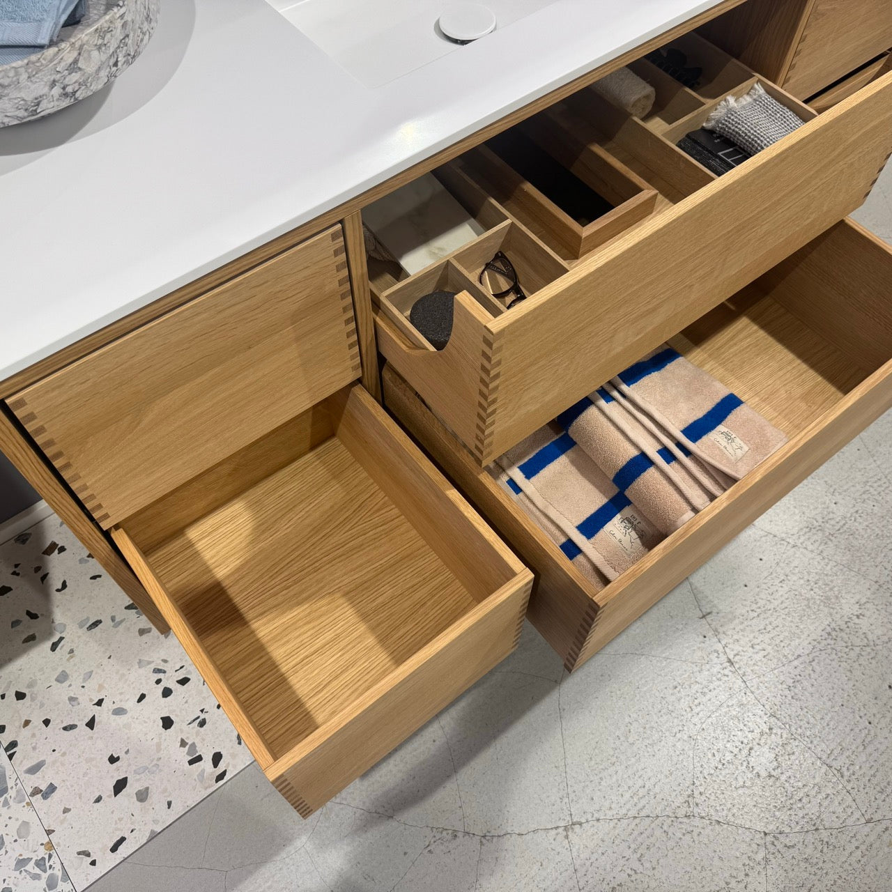 Nr. 4915 Snedker badmøbel 140 cm - Udstillingsmodel