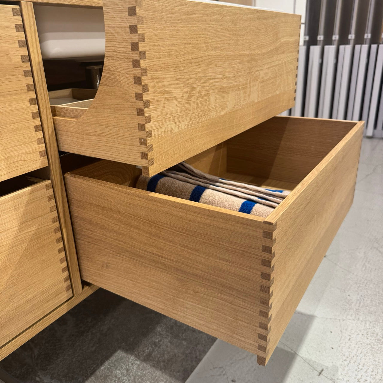 Nr. 4915 Snedker badmøbel 140 cm - Udstillingsmodel