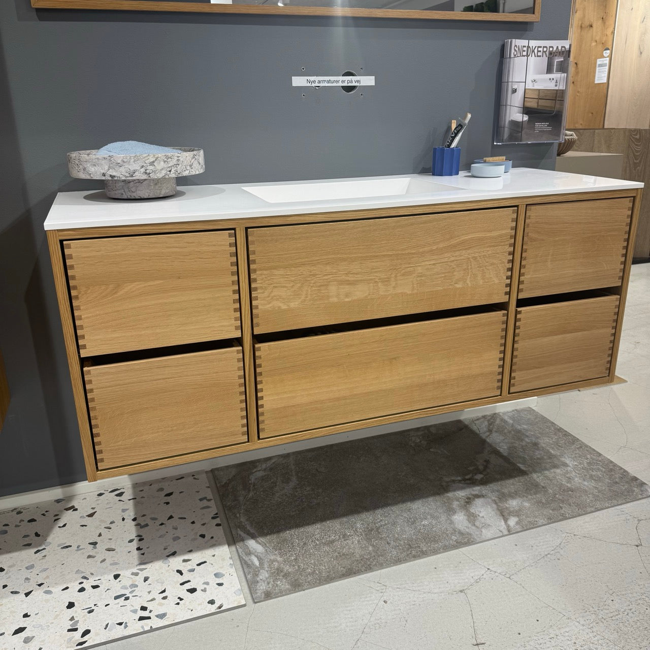 Nr. 4915 Snedker badmøbel 140 cm - Udstillingsmodel