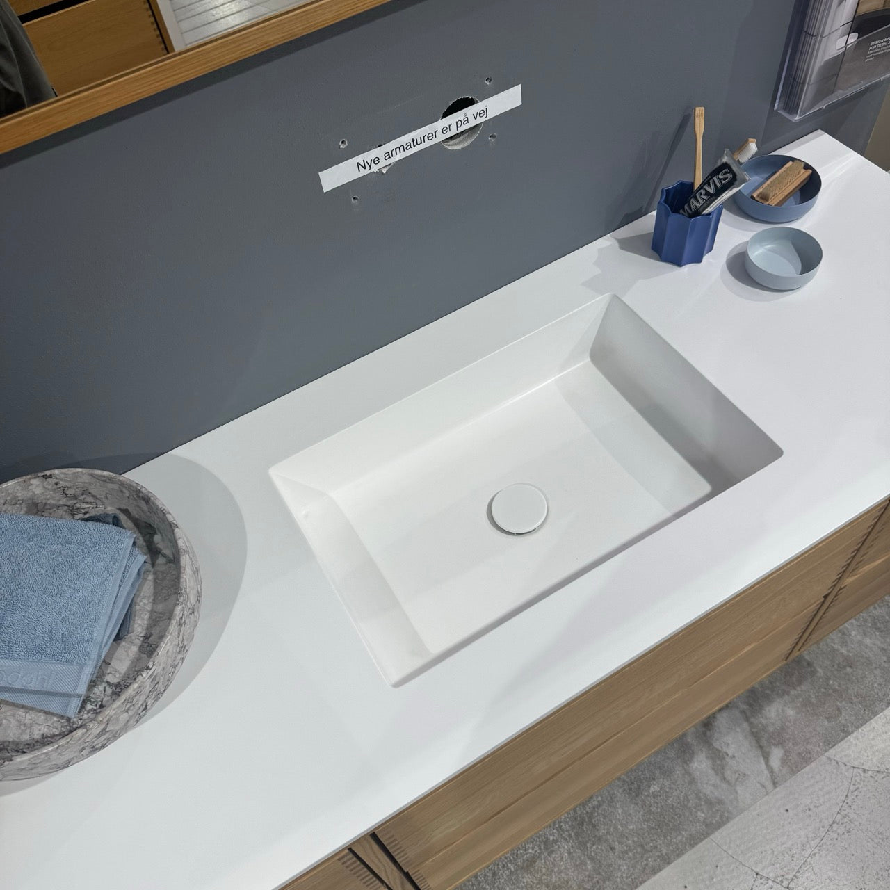 Nr. 4915 Snedker badmøbel 140 cm - Udstillingsmodel