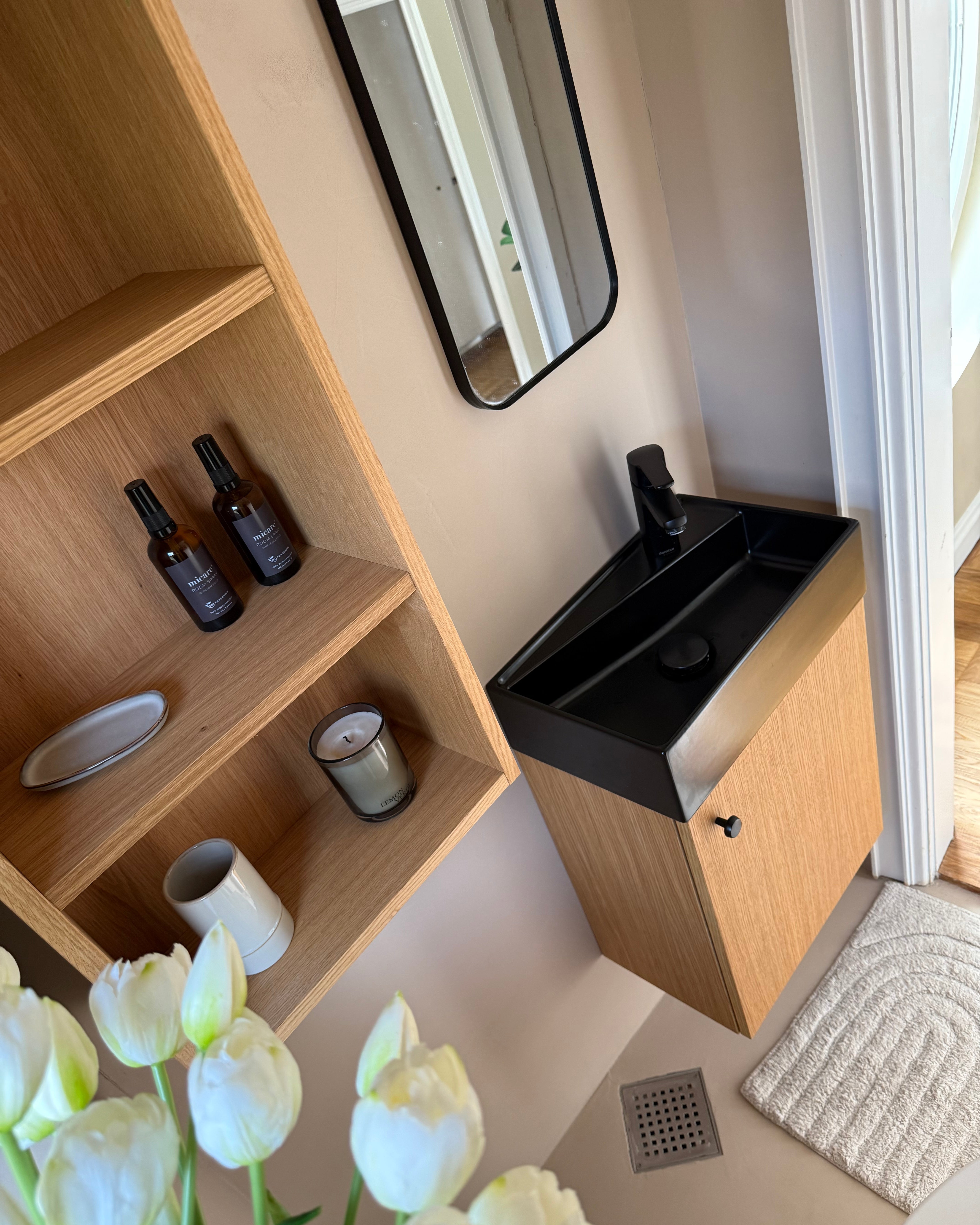 Mini snedker i eg til små badeværelser