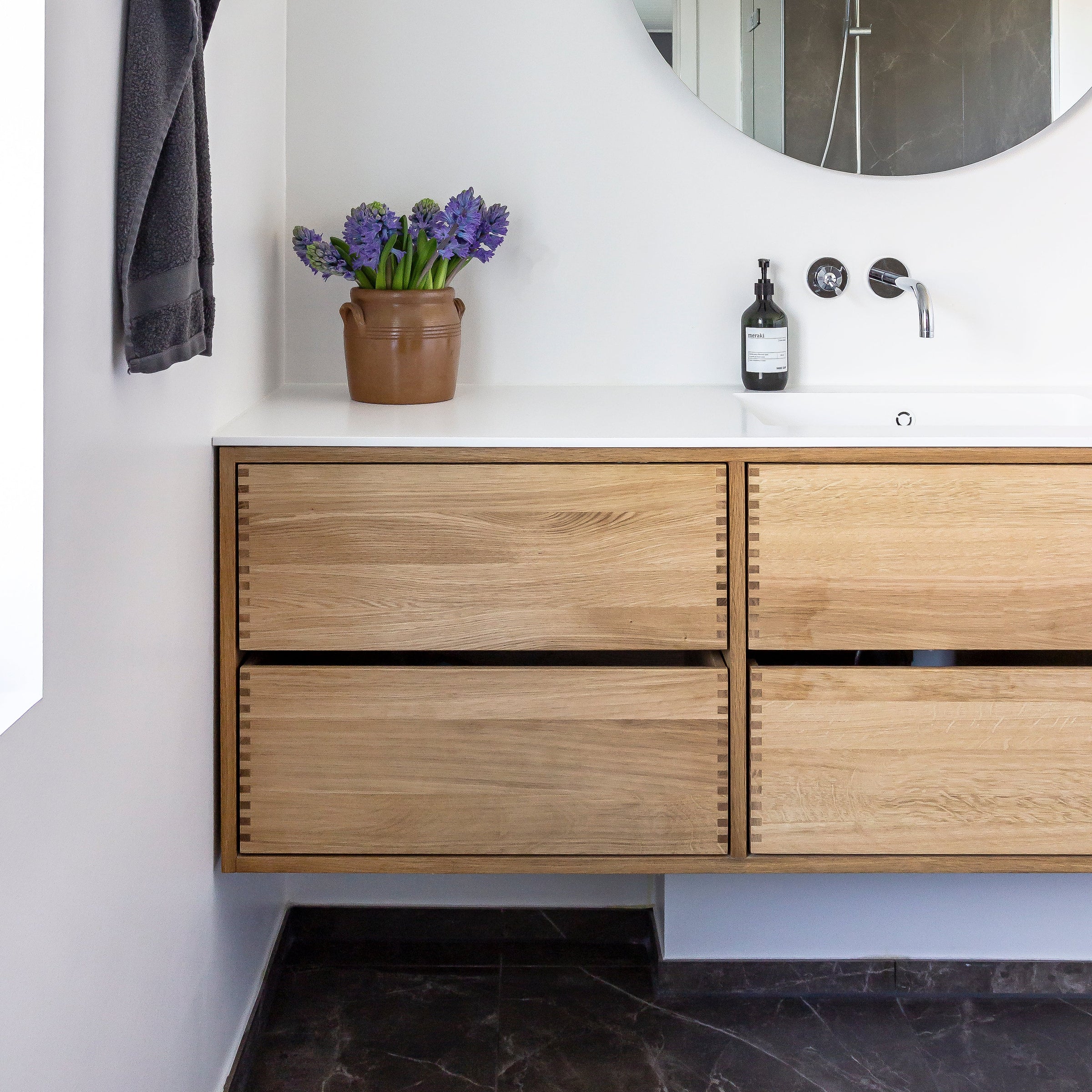 snedker badeværelsesmøbel