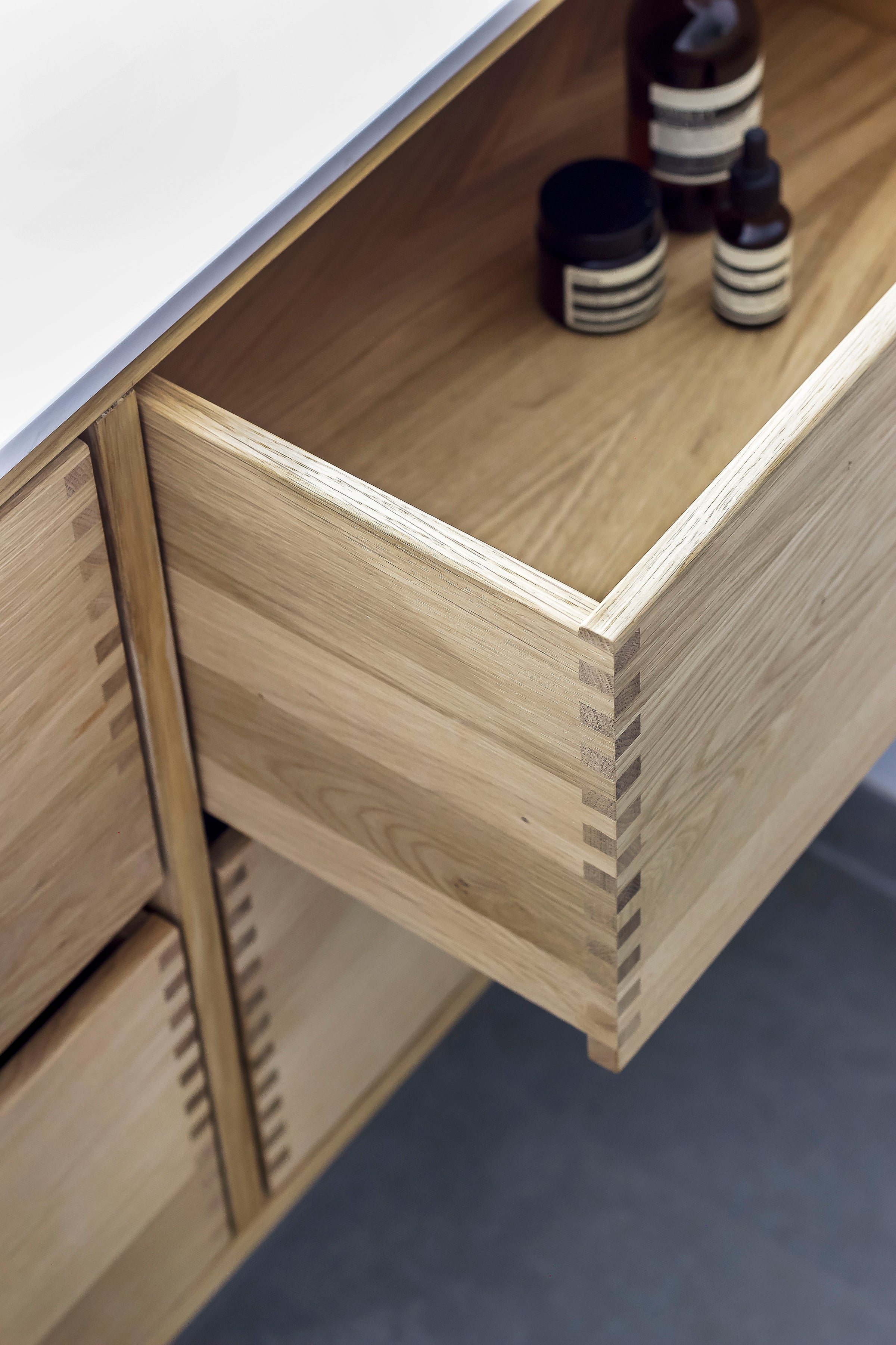 snedker badmøbel med detaljer