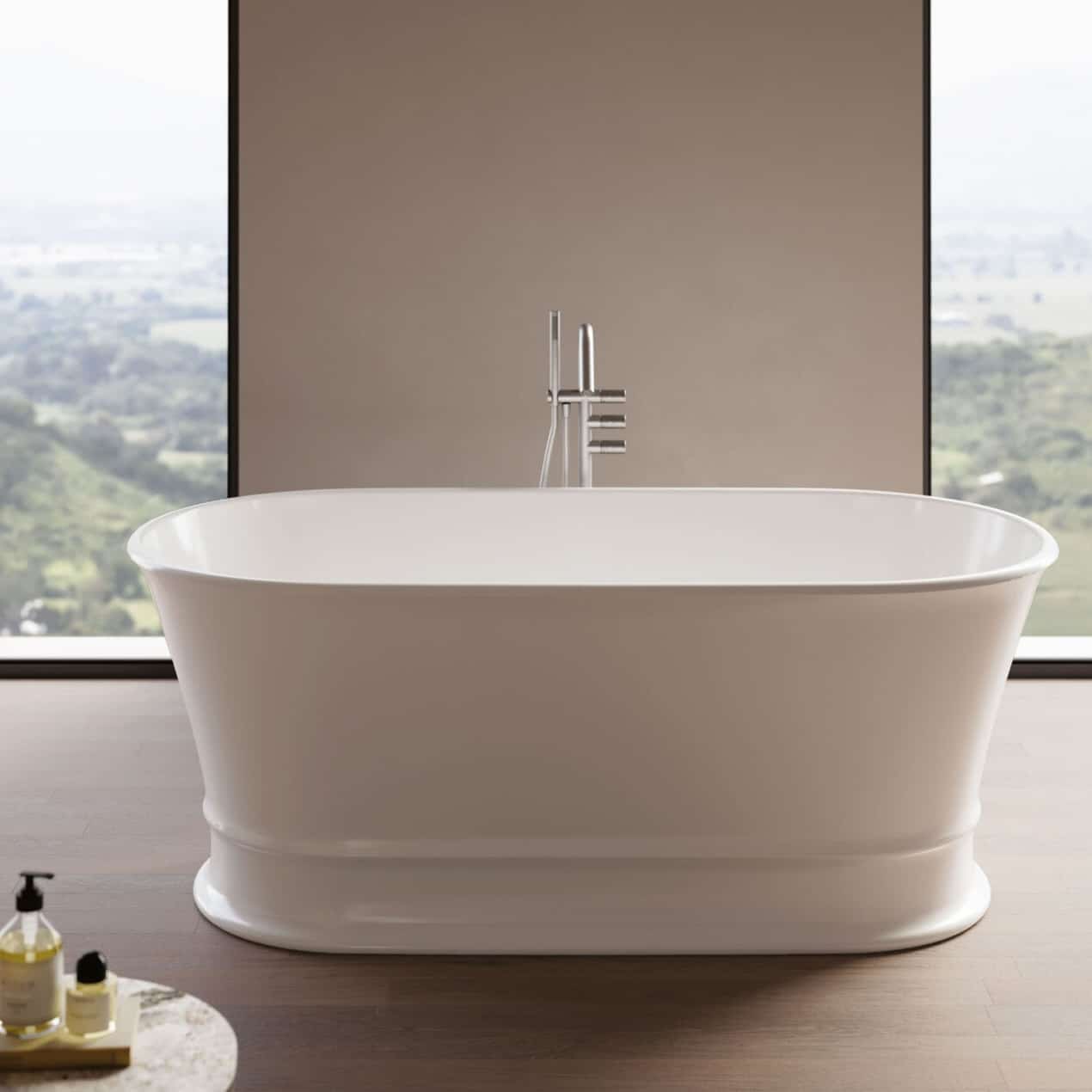 klassisk badekar i blank hvid overflade.