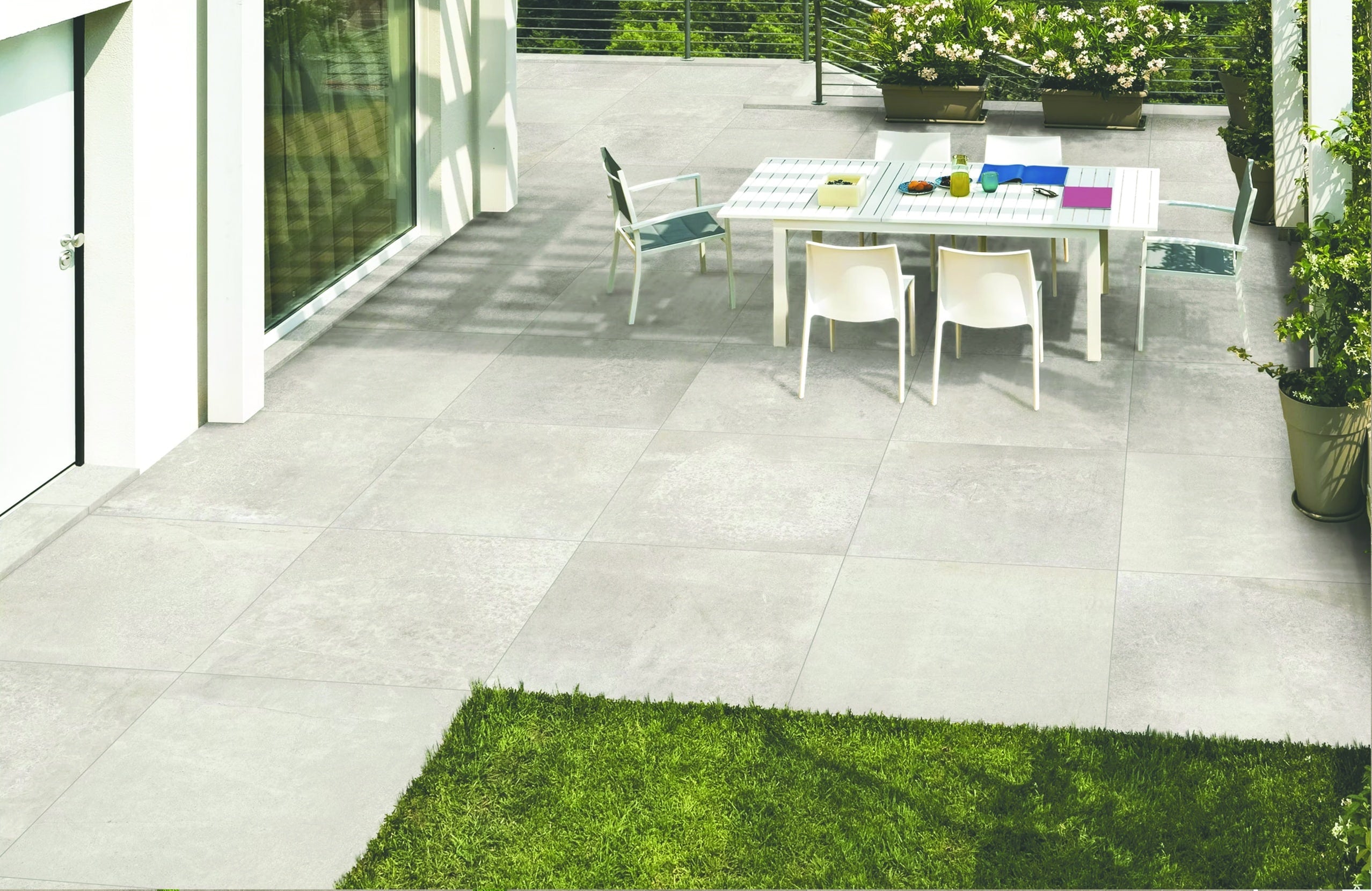 keramisk haveflise i white betonlook