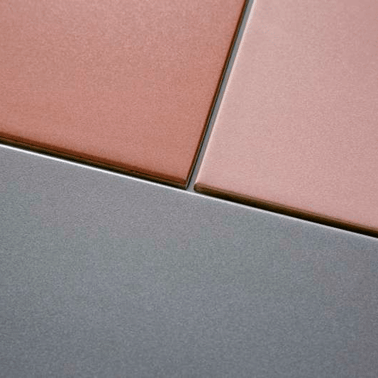 AB flisen i farverne Pebble Grey og Oxide Red i Active og Medium