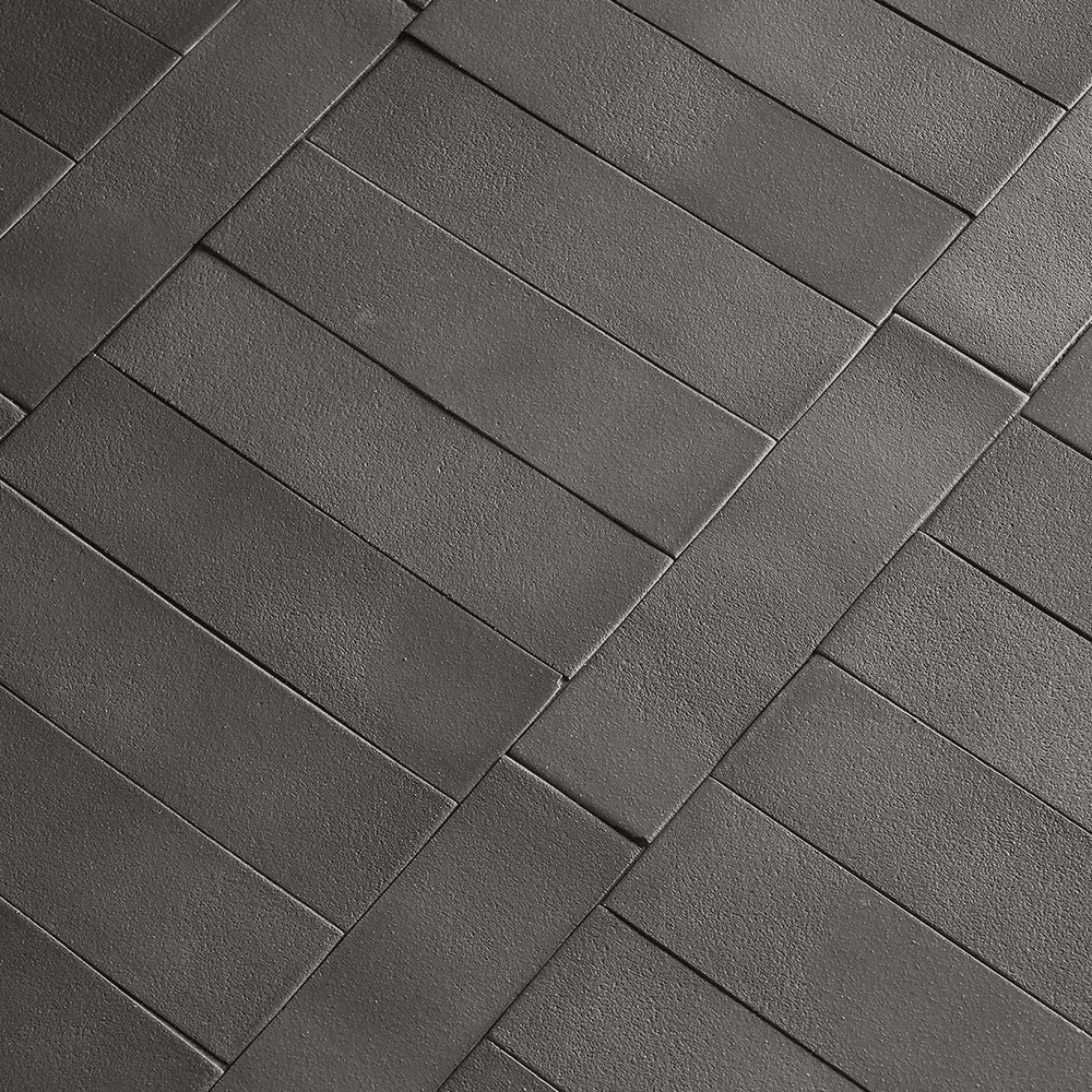 Solid flisen i farven Antrax