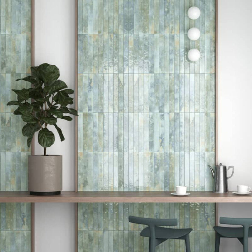 aflang blank vægflise i blå nuancer