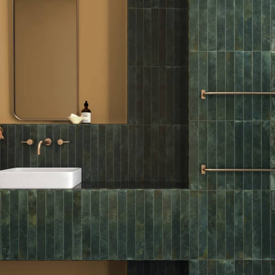 aflang blank vægflise i grønne nuancer