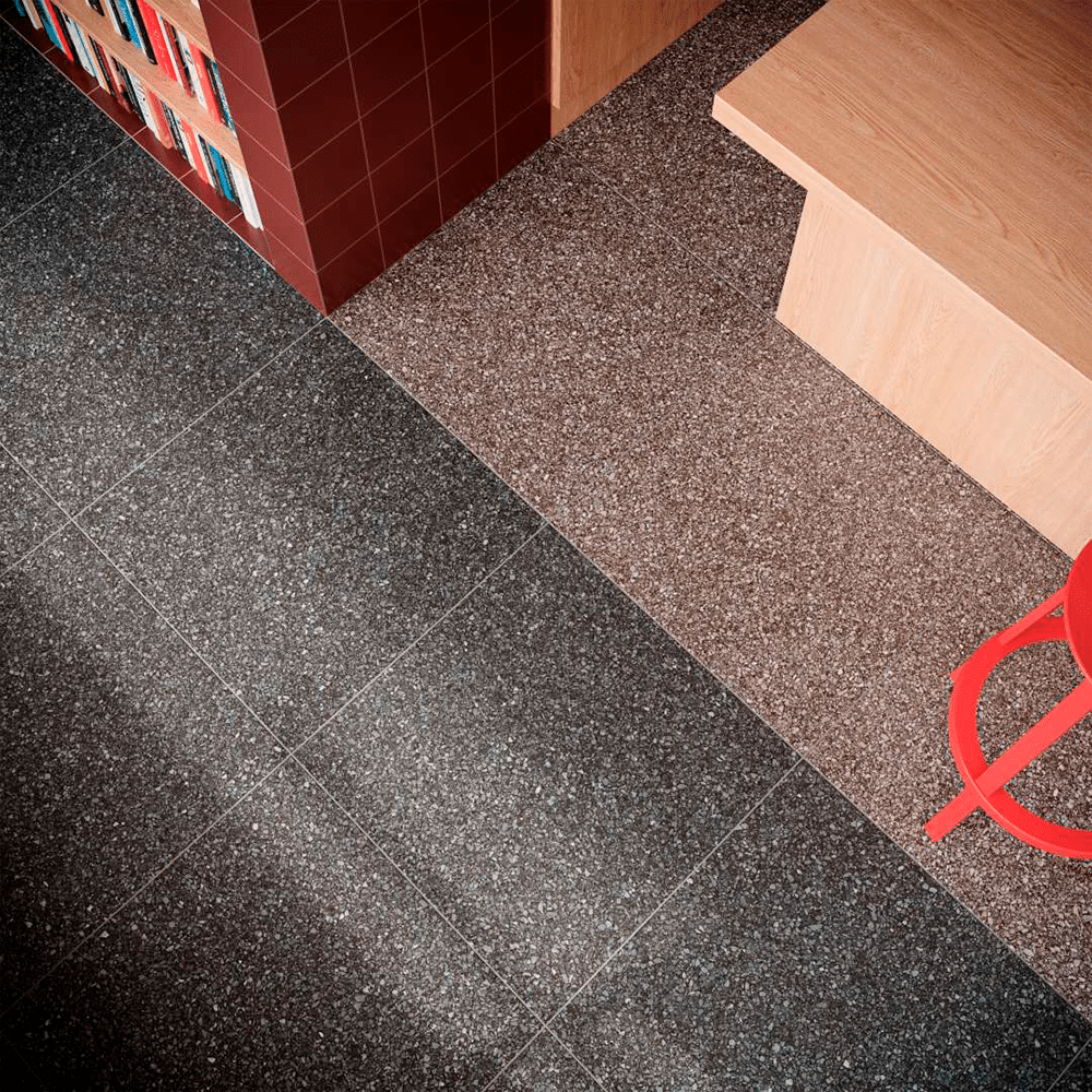 Brio flisen i farverne Black og Red