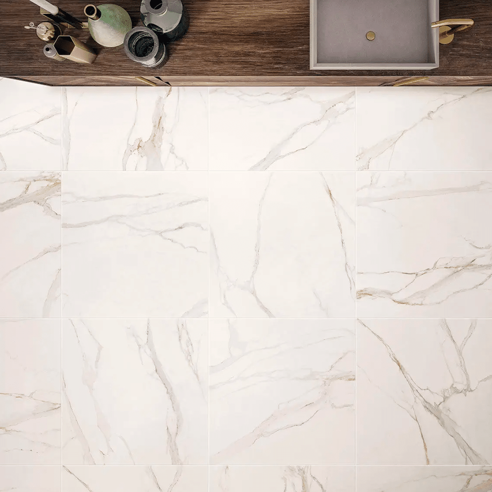 Calacatta flisen i farven Goldy