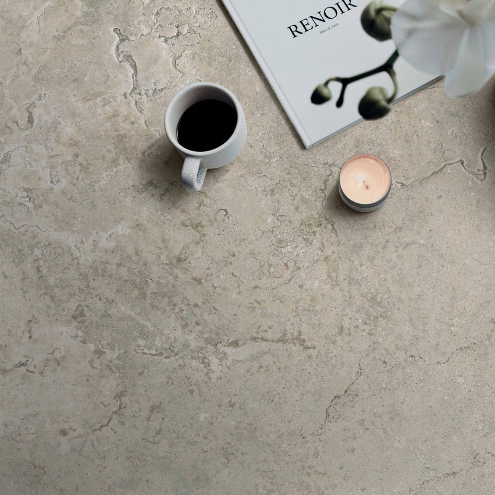 sand naturstenslook flise i keramisk materiale.