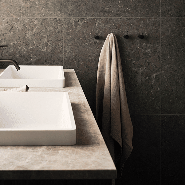 TA242 i farven Brushed Black Chrome