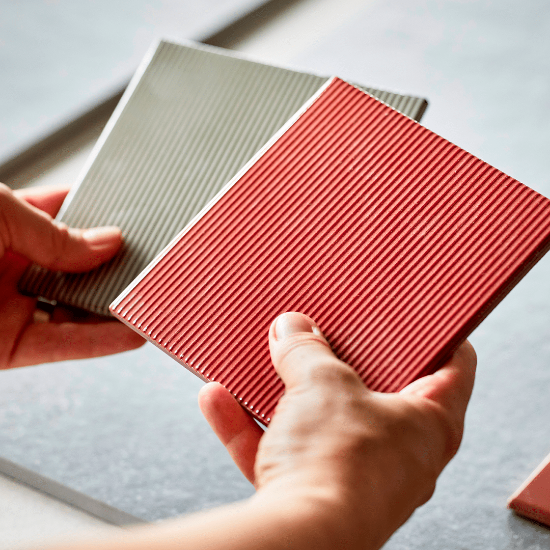 Trillo flisen med riflet overflade i farverne Brick og Olive