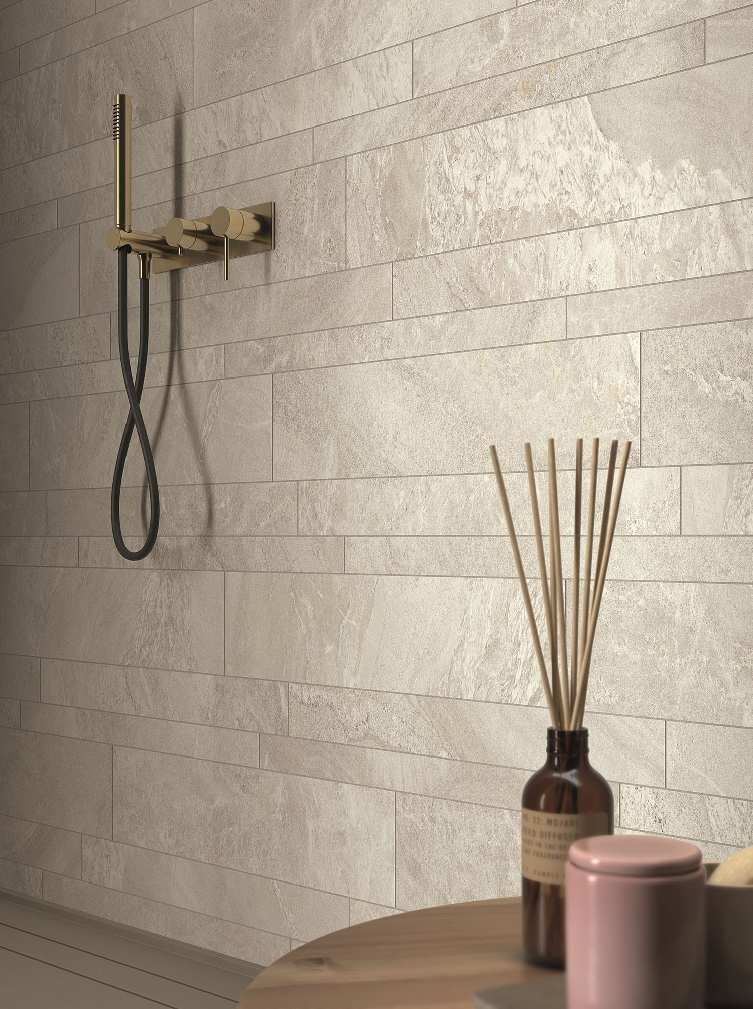 plaza fliseserie til gulv og væg i naturstenslook. Eksklusiv flise til køkken, badeværelse eller stue.