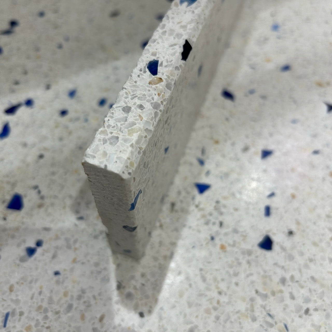 Terrazzo 1511 lyst, blå mix Sokkelkant