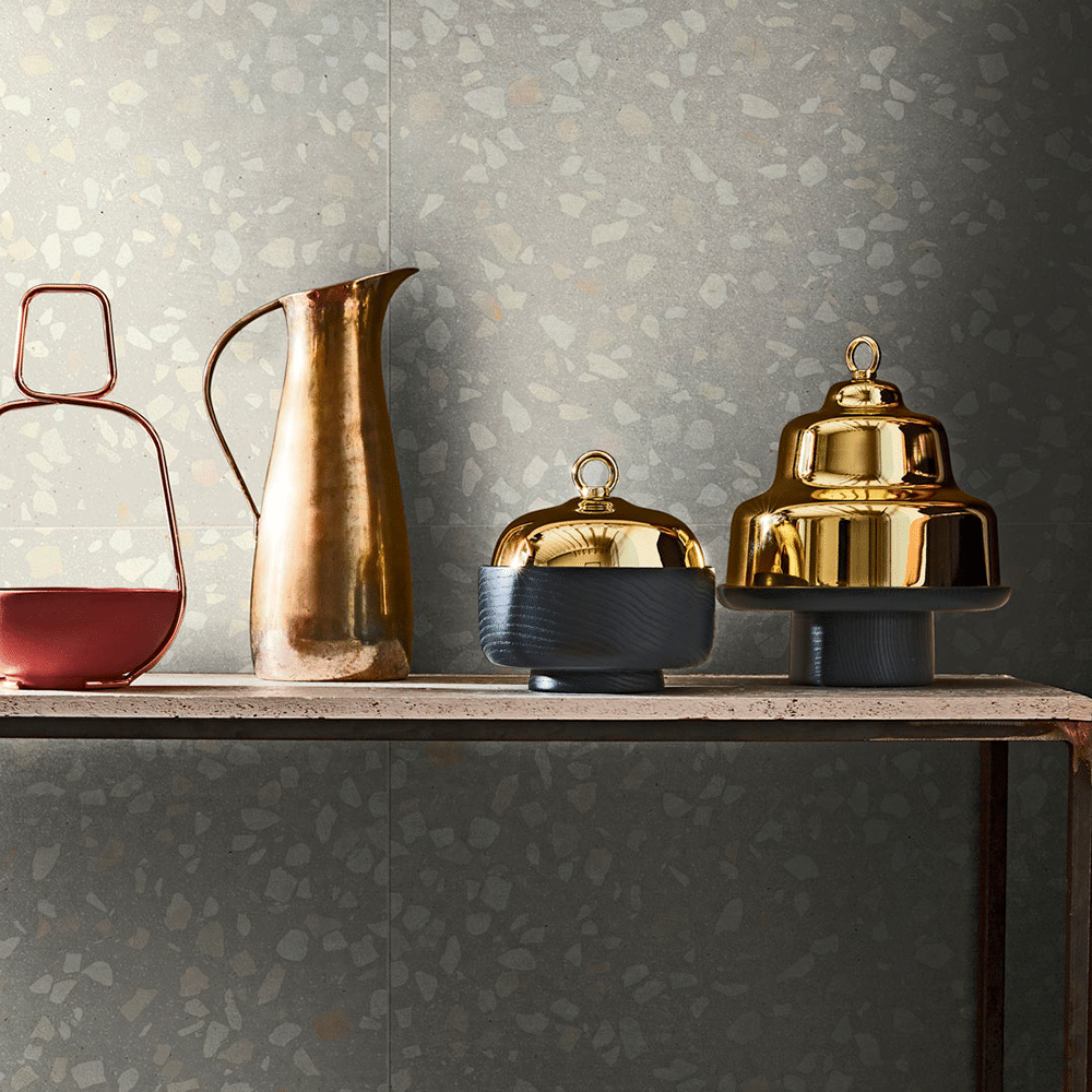 Terrazzo Raw 010 med lyse, beige sten Sokkelkant