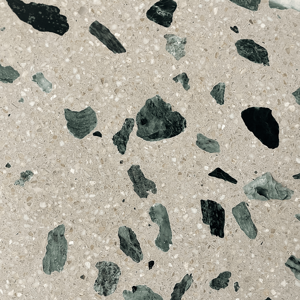 Terrazzo Raw 040 med grønne sten Sokkelkant