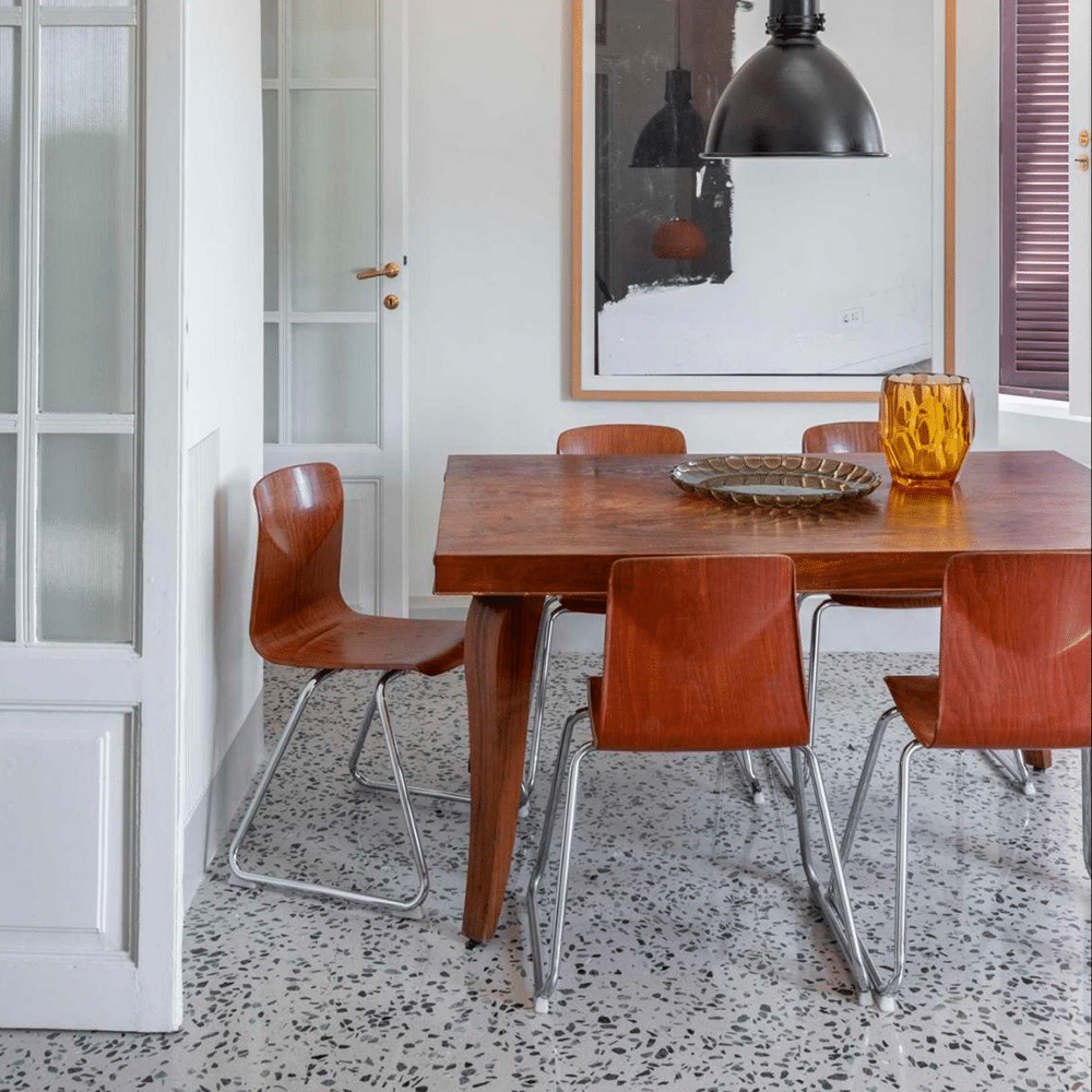Terrazzo Raw 040 med grønne sten Sokkelkant