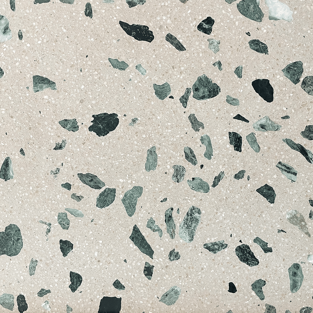 Terrazzo Raw 040 med grønne sten Sokkelkant