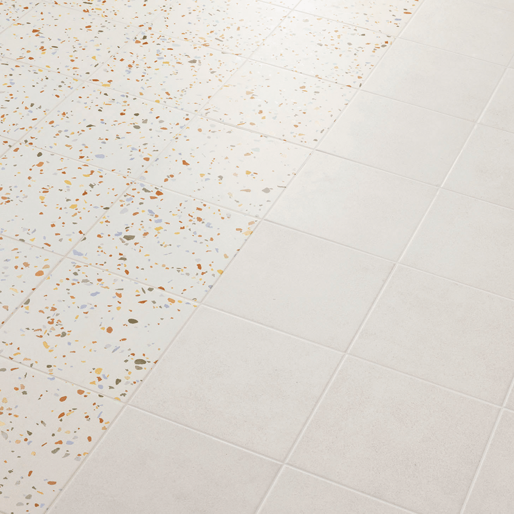 Andy flisen i farven White med Plain og Terrazzo overflade