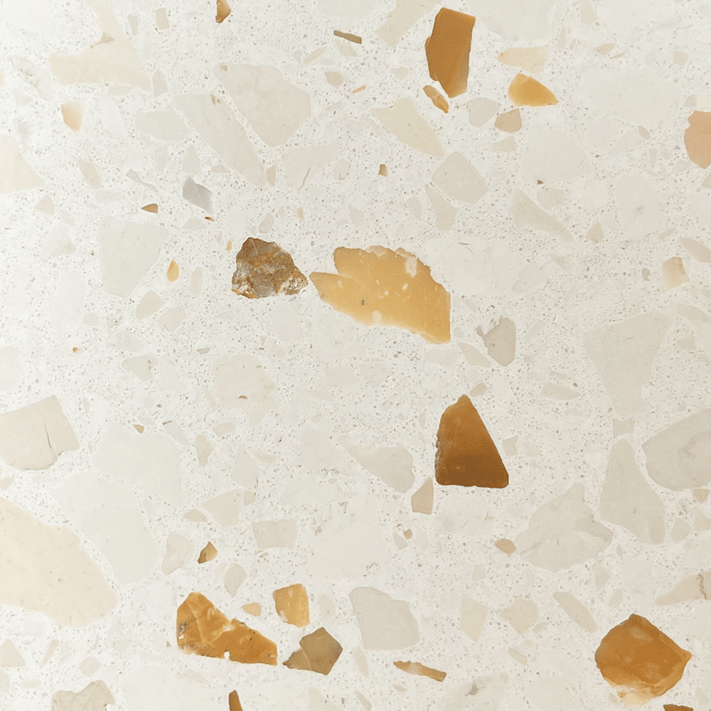 Terrazzo Classico 1.C med lyst, gyldent mix Sokkelkant