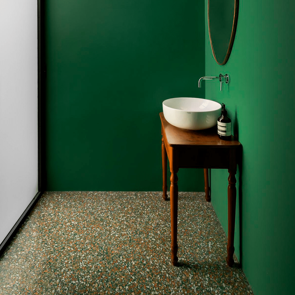 Terrazzo Classico 3.S med grønt, hvidt og orange mix Sokkelkant