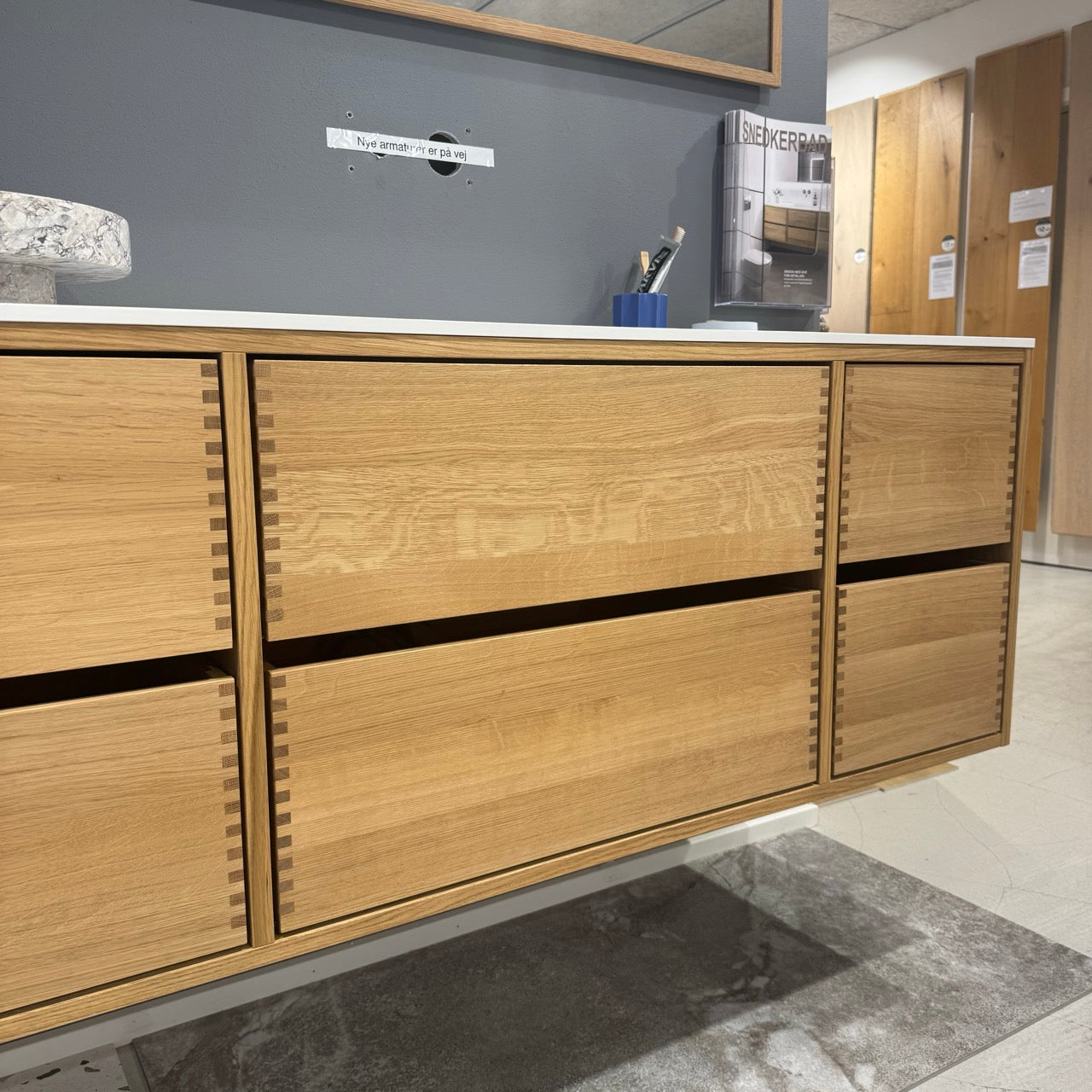 Nr. 4915 Snedker badmøbel 140 cm - Udstillingsmodel