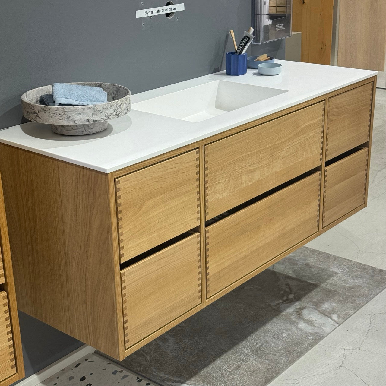 Nr. 4915 Snedker badmøbel 140 cm - Udstillingsmodel