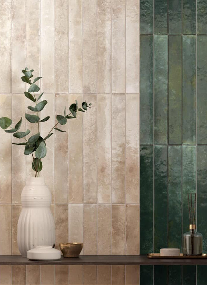 aflang blank vægflise i beige og grøn