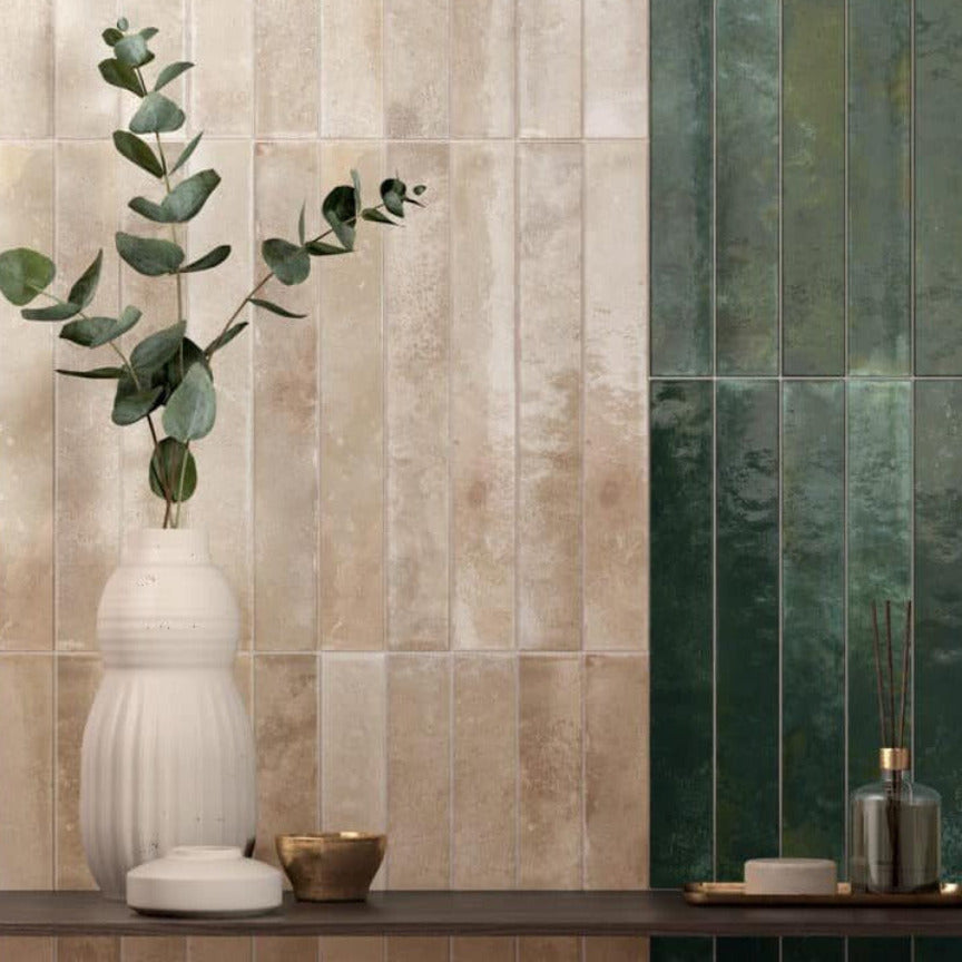 aflang blank vægflise i beige og grøn