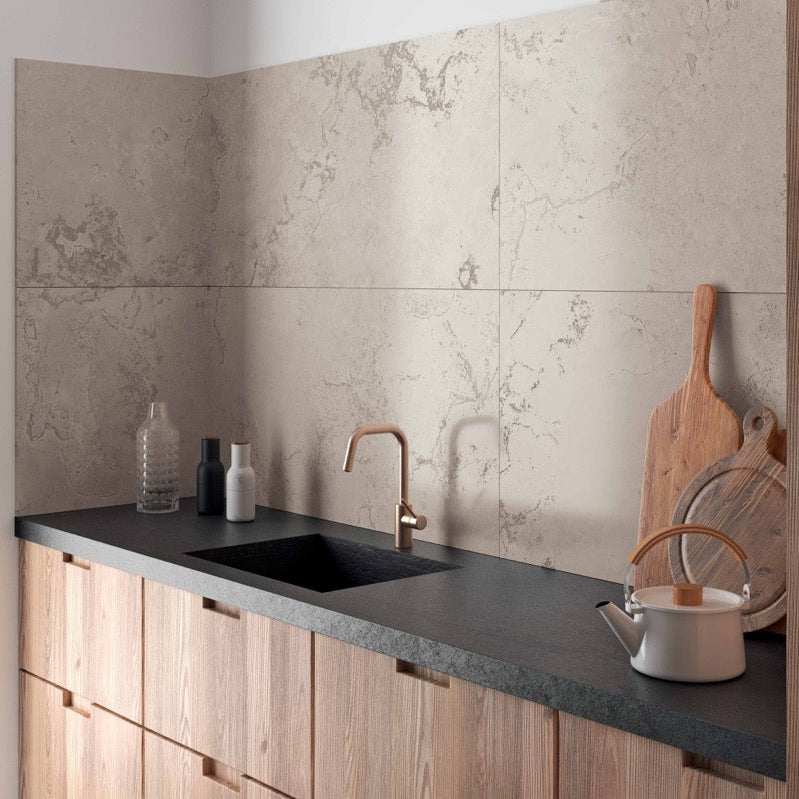 white naturstenslook flise i keramisk materiale.