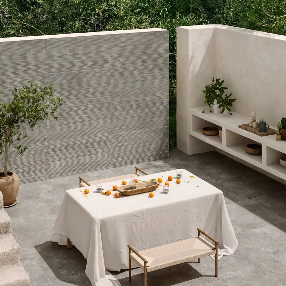 keramisk vægflise i naturstenslook grå