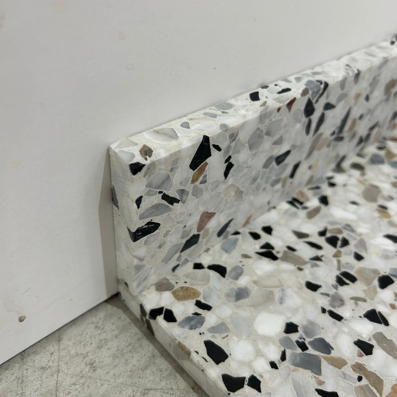 Terrazzo 0103 – 7,5 x 40 cm Sokkelkant