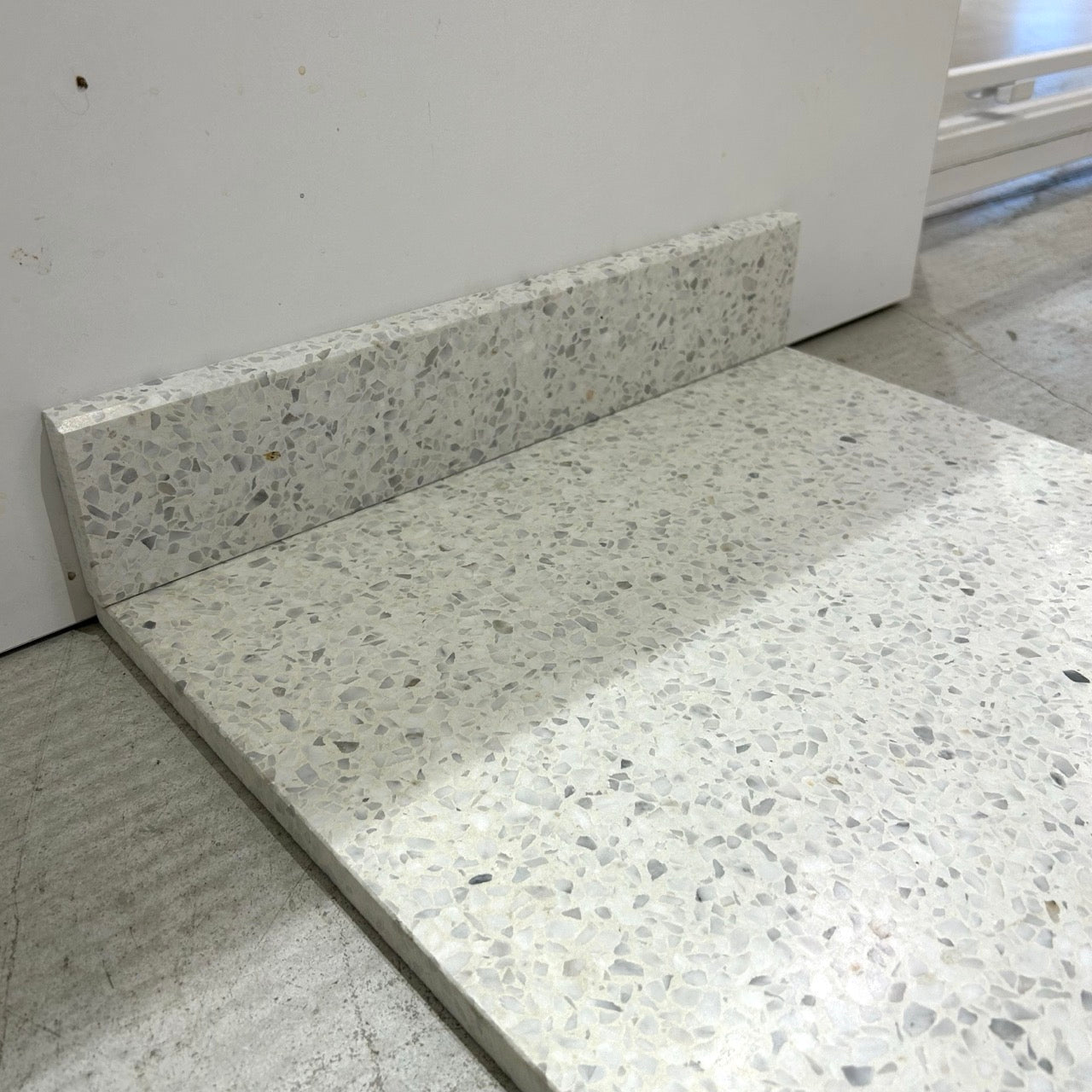 Terrazzo 1110 – 7,5 x 40 cm Sokkelkant