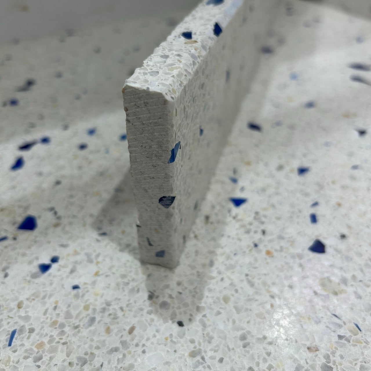 Terrazzo 1511 lyst, blå mix Sokkelkant