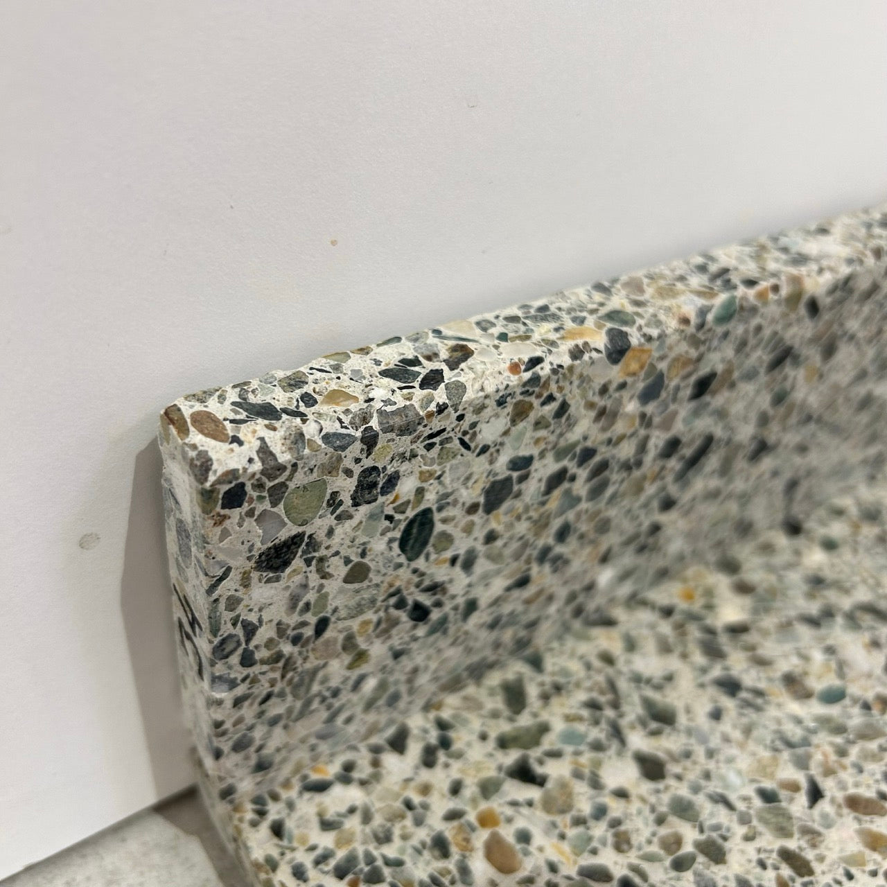Terrazzo 1620 med grøn og naturfarvet mix Sokkelkant