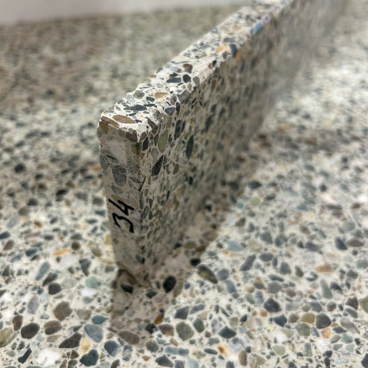 Terrazzo 1620 med grøn og naturfarvet mix Sokkelkant
