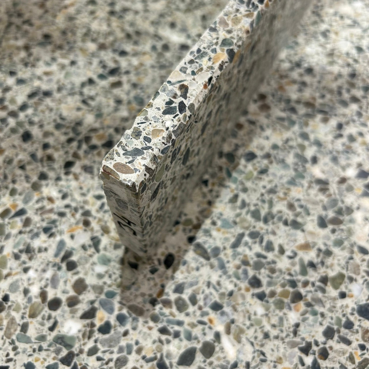 Terrazzo 1620 med grøn og naturfarvet mix Sokkelkant