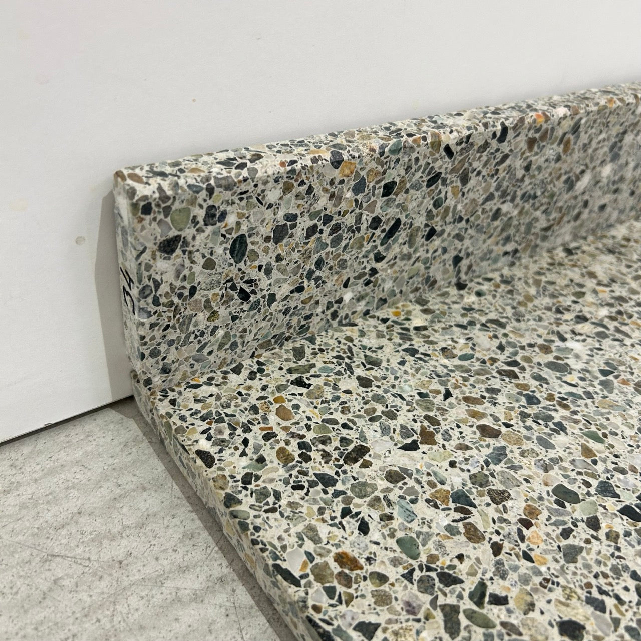Terrazzo 1620 med grøn og naturfarvet mix Sokkelkant