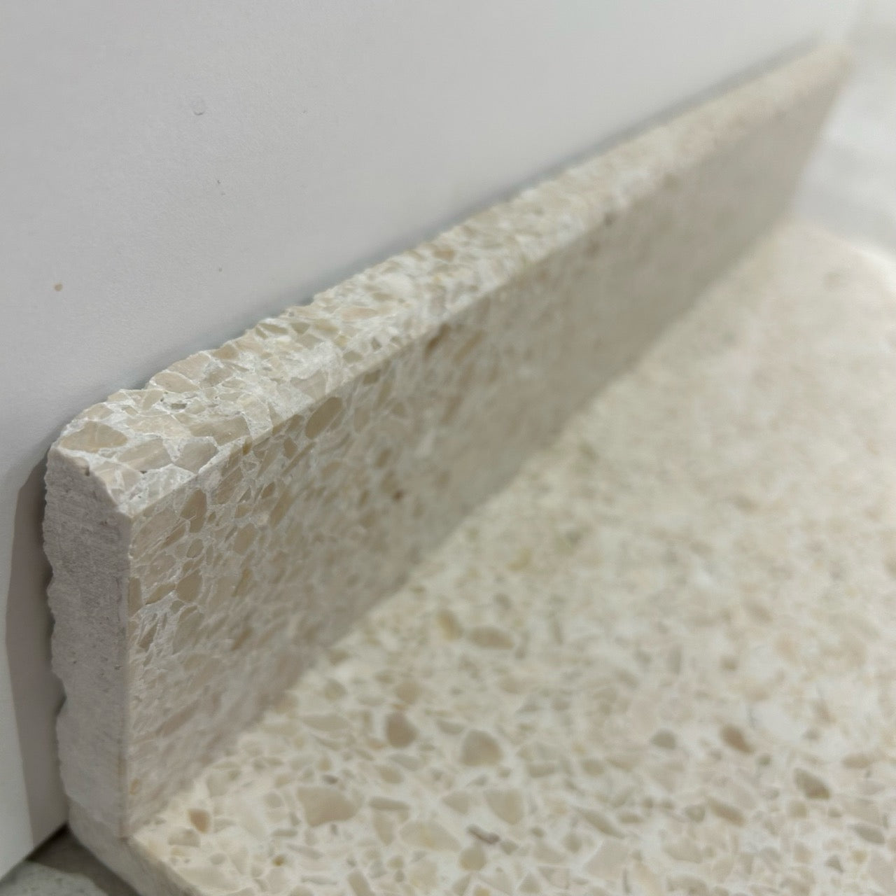 Terrazzo 7210 med lyst, beige mix Sokkelkant